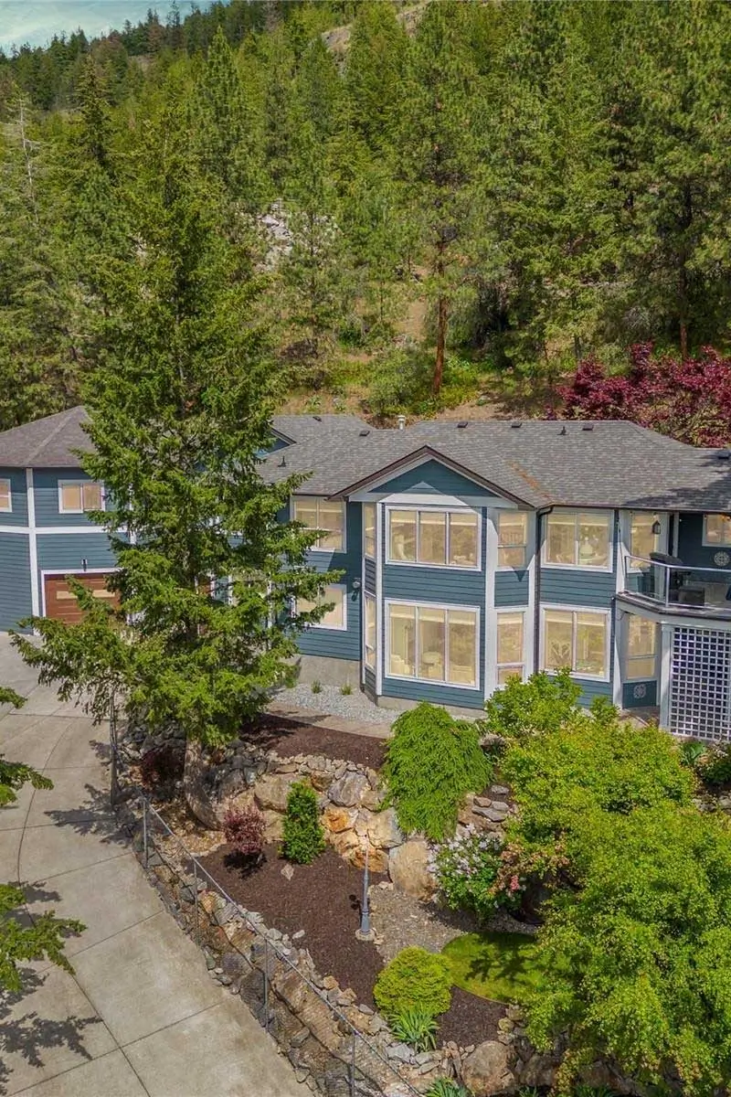 Kalagan Outdoor Design construction — retaining wall build at Okanagan home